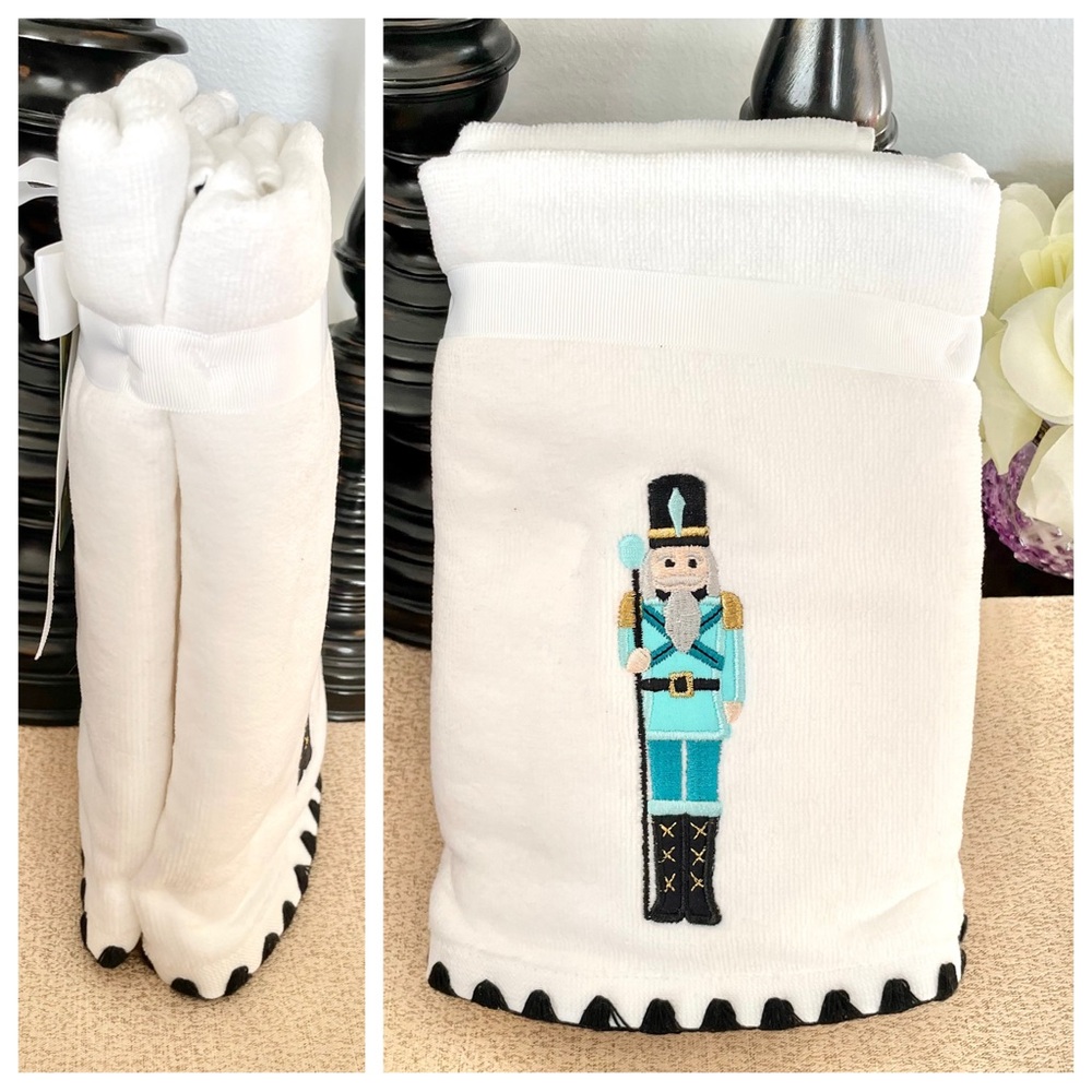 NWT Set of 2 NUTCRACKER Bathroom Hand Towels